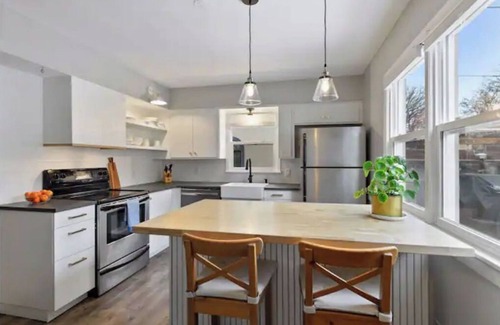 Fulton Apartamento | Stylish Lake Harriet home with backyard retreat