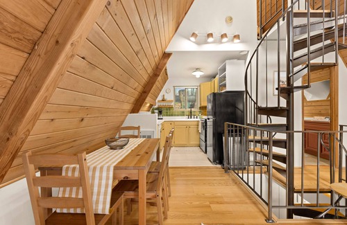 Burley Cabina | Stylish Lakefront Cabin Retreat, Sauna/Hot tub & Cold Plunge