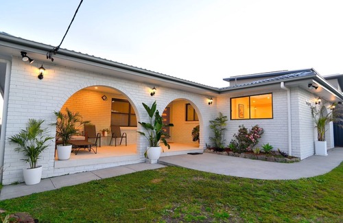 Buff Point Casa | Stylish Lakefront Tranquillity Kayaks