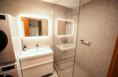 Laax Apartamento | Stylish Lakeview Apartment Balcony & Free Parking