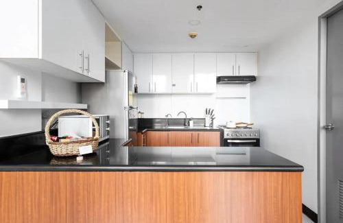 Bagumbayan Apartamento | Stylish loft, 65 in UHDTV w Fast WiFi + Pool & Gym