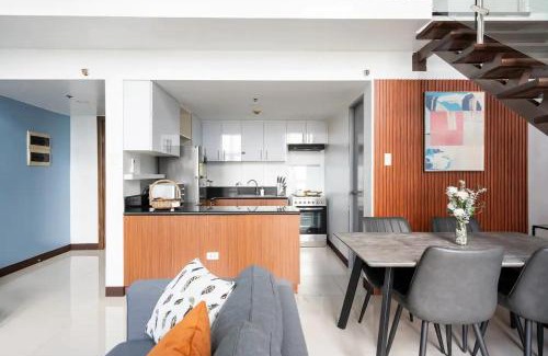 Bagumbayan Apartamento | Stylish loft, 65 in UHDTV w Fast WiFi + Pool & Gym