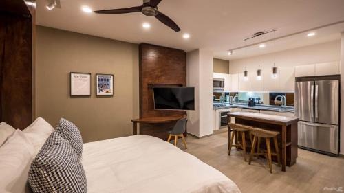 Emiliano Zapata Casa | Stylish Loft | Workspace, Rooftop Bar & Gym