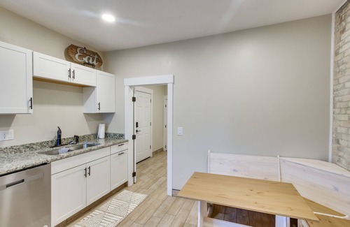 Logan Apartamento | Stylish Logan Retreat w/ Smart TV + Central A/C!