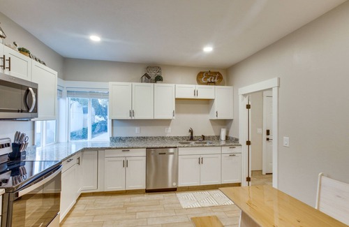 Logan Apartamento | Stylish Logan Retreat w/ Smart TV + Central A/C!