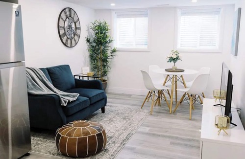 Victoria Hills Casa | Stylish Lower Level Haven