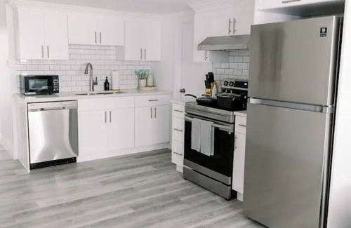 Victoria Hills Casa | Stylish Lower Level Haven