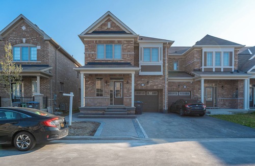 Brampton Casa | Stylish & Luxe ~ 4BR, 3.5WR ~ Brampton