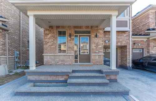 Brampton Casa | Stylish & Luxe ~ 4BR, 3.5WR ~ Brampton