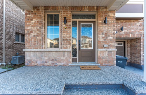 Brampton Casa | Stylish & Luxe ~ 4BR, 3.5WR ~ Brampton