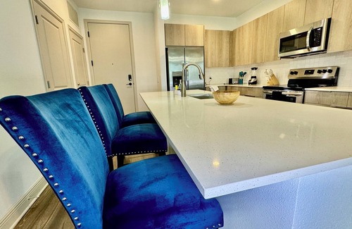 Deerwood Apartamento | Stylish Luxury Haven King Bed Southside Jax with Pool Near Mayo Clinic & Beaches
