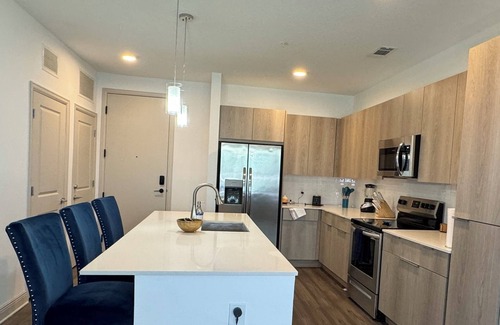 Deerwood Apartamento | Stylish Luxury Haven King Bed Southside Jax with Pool Near Mayo Clinic & Beaches