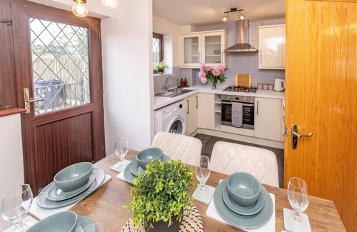 Acocks Green Casa | Stylish Luxury house near Solihull, NEC, BHX Airport, With Parking Sleep 6 guest