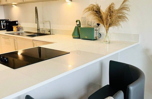 Maidstone Apartamento | Stylish Maidstone Apt – Private Parking Included