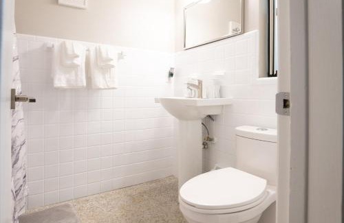 Dover Shores West Casa | Stylish Mid Century 3 Bedroom House Near Downtown