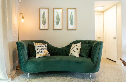 Dover Shores West Casa | Stylish Mid Century 3 Bedroom House Near Downtown