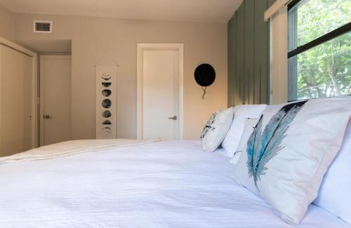 Dover Shores West Casa | Stylish Mid Century 3 Bedroom House Near Downtown