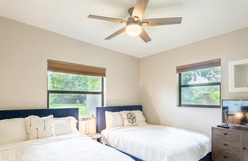 Dover Shores West Casa | Stylish Mid Century 3 Bedroom House Near Downtown