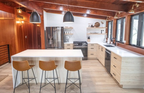 Ludington Casa | Stylish Mid-Century Modern Cottage