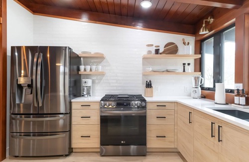 Ludington Casa | Stylish Mid-Century Modern Cottage
