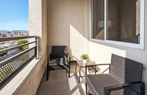 Mid-Wilshire Apartamento | Stylish Mid-Wilshire Apt, Free Parking, Gucci Art, 10mins to Cedars