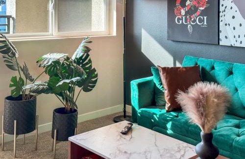 Mid-Wilshire Apartamento | Stylish Mid-Wilshire Apt, Free Parking, Gucci Art, 10mins to Cedars