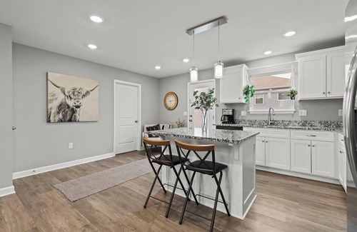 Grandview Casa | Stylish MidModern New Build w/ Extra Apartment