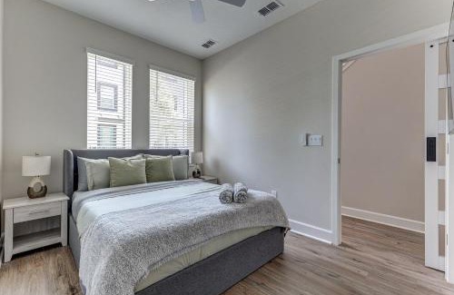 Tampa Casa | Stylish Midtown 3 Bedroom 4 Bathroom Private Garage Family & Group Ready