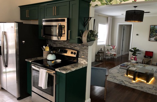 Southside Casa | Stylish - Minutes From Beach, Bars & Eateries