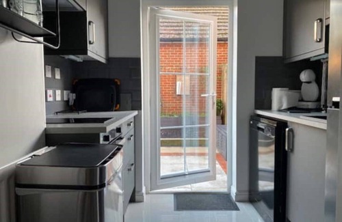 Willesborough Apartamento | Stylish Modern 1 Bedroom Flat With Patio Garden & Parking