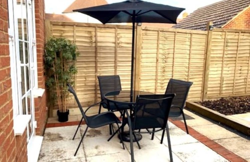 Willesborough Apartamento | Stylish Modern 1 Bedroom Flat With Patio Garden & Parking