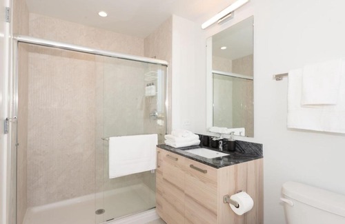 Edgewater Apartamento | Stylish Modern 1BR Suite Right by Loyola University - StayGia