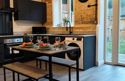 Thetford Casa | Stylish Modern 2-Bed Home Near A11