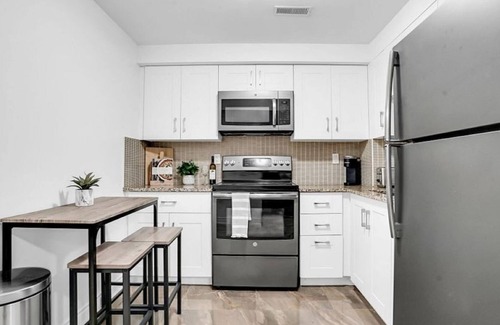 Brampton Casa | Stylish Modern 2-bedroom Suite