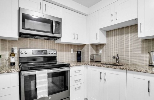 Brampton Casa | Stylish Modern 2-bedroom Suite
