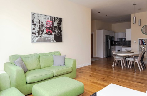 Peninsula Apartamento | Stylish + modern 2 bedroom property in Greenwich!