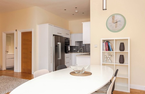 Peninsula Apartamento | Stylish + modern 2 bedroom property in Greenwich!