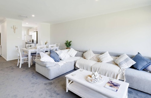 Charmhaven Casa | Stylish, Modern 3BR Charmhaven Getaway