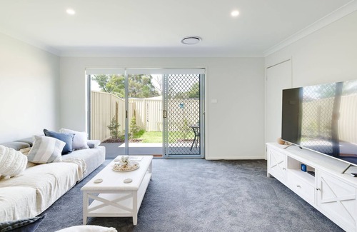 Charmhaven Casa | Stylish, Modern 3BR Charmhaven Getaway
