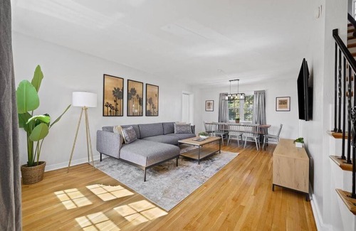 Wexford Casa | Stylish & Modern 4 Bedroom House in Wexford/Pittsburgh with Game Room