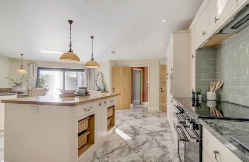 Hethel Casa | Stylish, modern 5bed Farmhouse w/garden & parking
