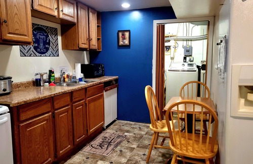Beecher Apartamento | Stylish, Modern & Cozy Garden Apartment near Chicago