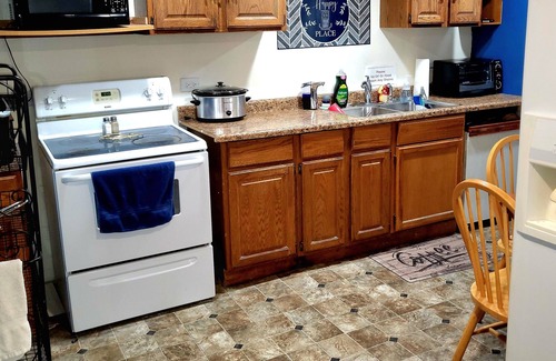 Beecher Apartamento | Stylish, Modern & Cozy Garden Apartment near Chicago
