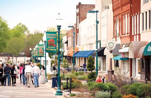 Hickory Apartamento | Stylish & Modern Downtown Hickory Guest Retreat!