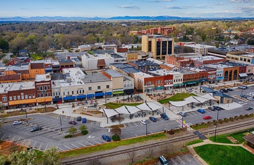 Hickory Apartamento | Stylish & Modern Downtown Hickory Guest Retreat!