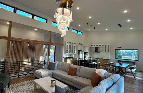 Granite Falls Casa | Stylish & Modern Lakefront House, Dog Friendly