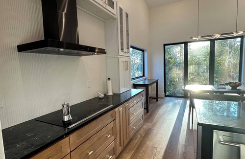 Granite Falls Casa | Stylish & Modern Lakefront House, Dog Friendly