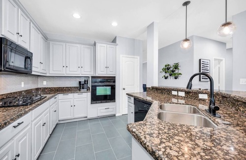 Dallas Casa | Brand New - PRIME Location, Huge Yard + HOT TUB