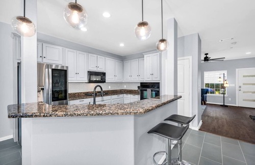 Dallas Casa | Brand New - PRIME Location, Huge Yard + HOT TUB