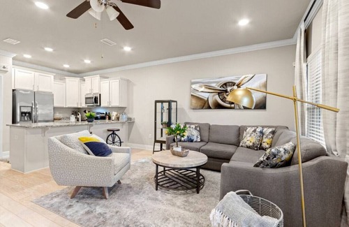 Sanders Beach Casa | Stylish Modern Retreat in Downtown w/ Pool, 3 Bedroom, 2.5 bath, free parking
